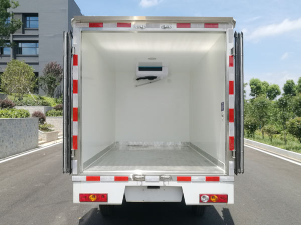 程力威牌CLW5030XLCB6型冷藏車(chē)